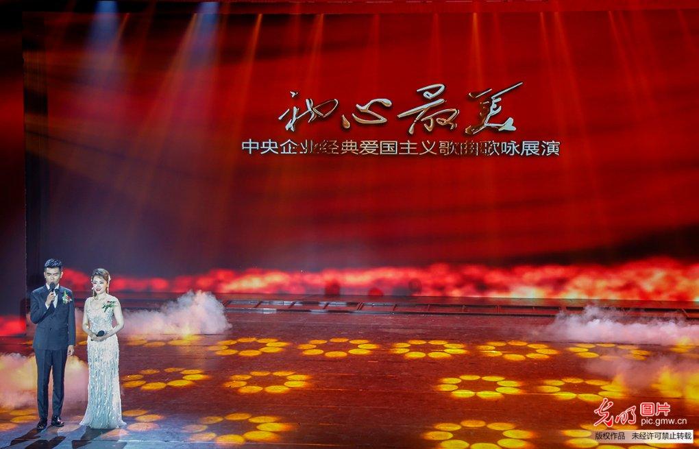 57岁老戏骨娶22岁小花,60岁喜获龙凤胎,如今活成了这般模样