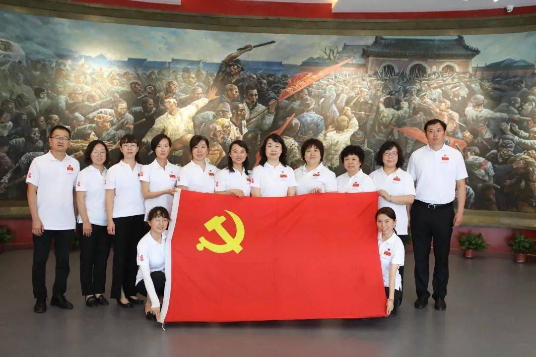 章泽天英伦现身，披长发戴港风帽，搭马丁靴牛仔裤！